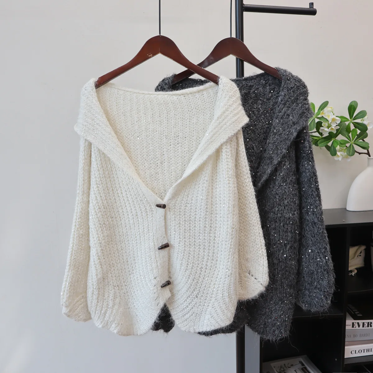Cardigan lavorato a maglia con cappuccio e paillettes in corno di mucca con fibbia Design Sense Autunno e inverno Nuova giacca maglione allentato per donna