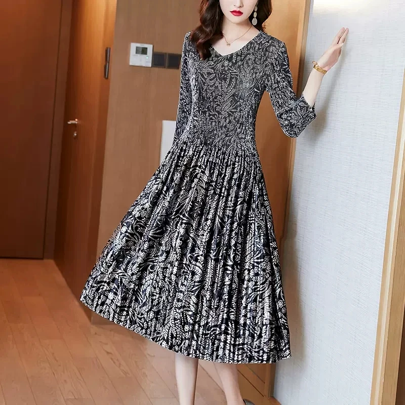 Large Size Pleated Dress 2023 Autumn/Winter New Gold Velvet Print V-Neck Large Loose and Slim Magic Dress Knee Length Robe