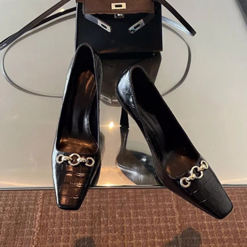 

Новые пикантные туфли-лодочки, женские туфли-лодочки с крокодиловым узором, женские туфли на высоком каблуке-шпильке, металлическая цепочка, роскошный дизайн, элегантная женская обувь без шнуровки