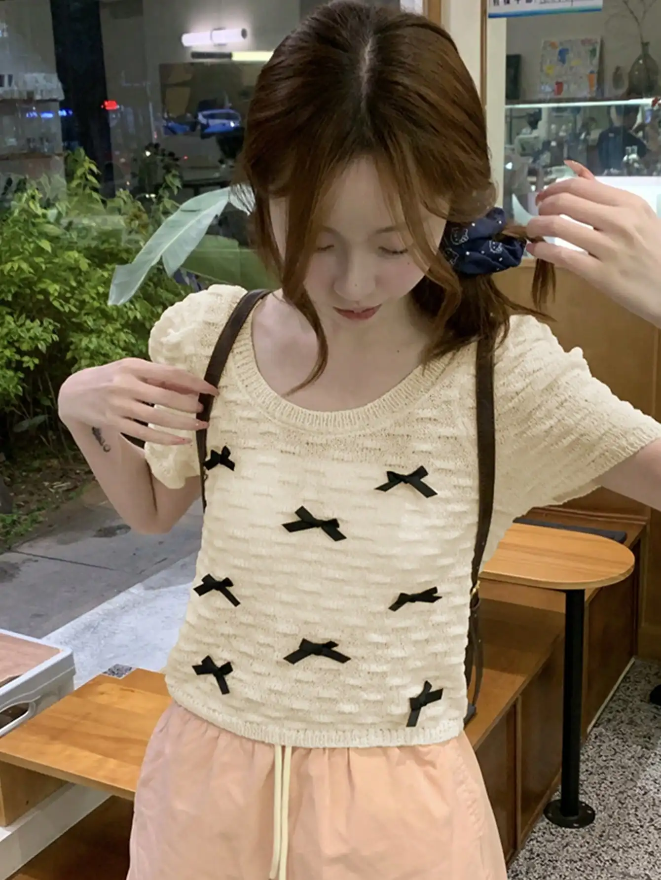 Gestricktes Kurzarm-T-Shirt für Damen, Sommer, neues französisches kurzes Oberteil mit süßer Schleife und Puffärmeln für kleine Leute