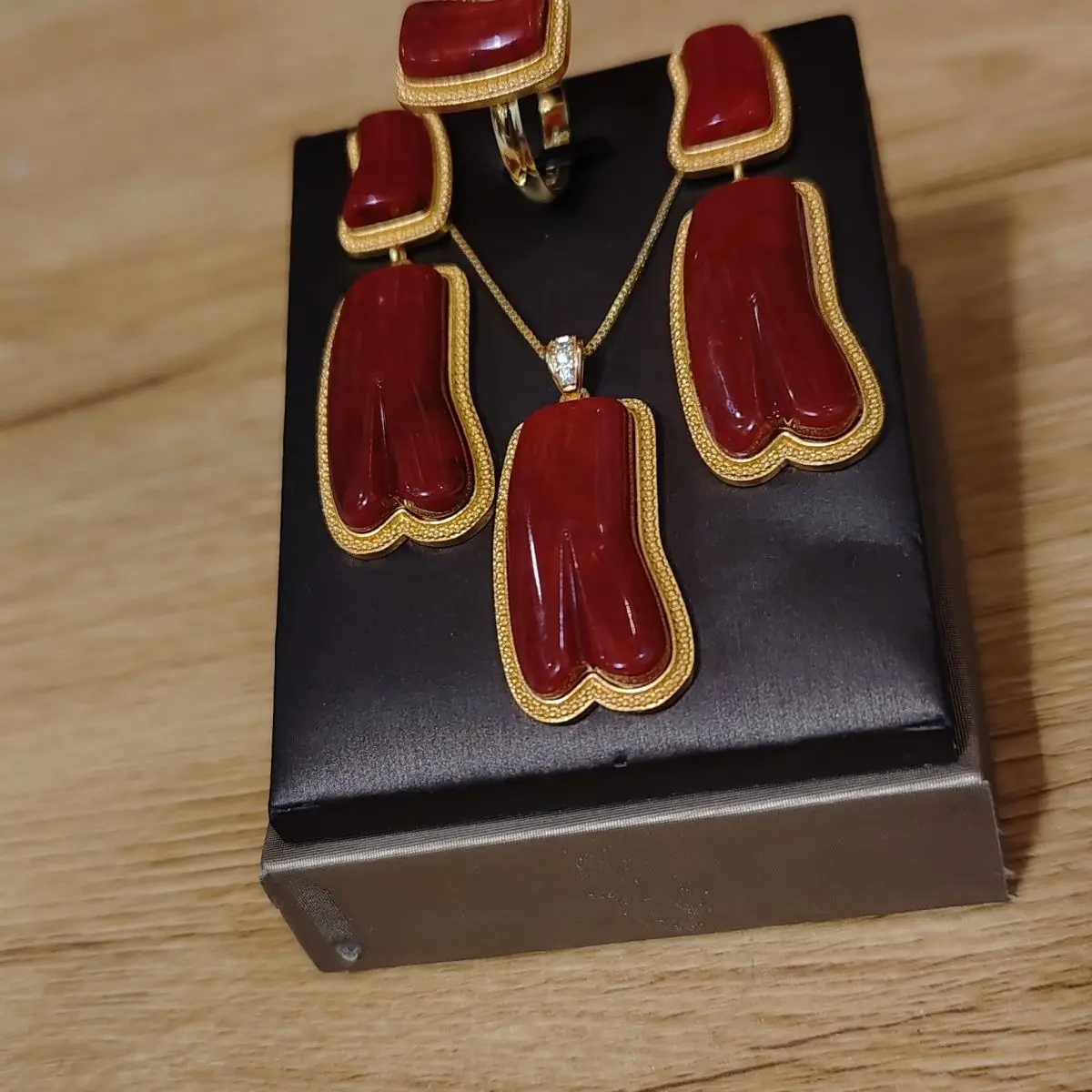 

Xizang imitation coral Akka color new retro red high-end temperament accessories three-piece set