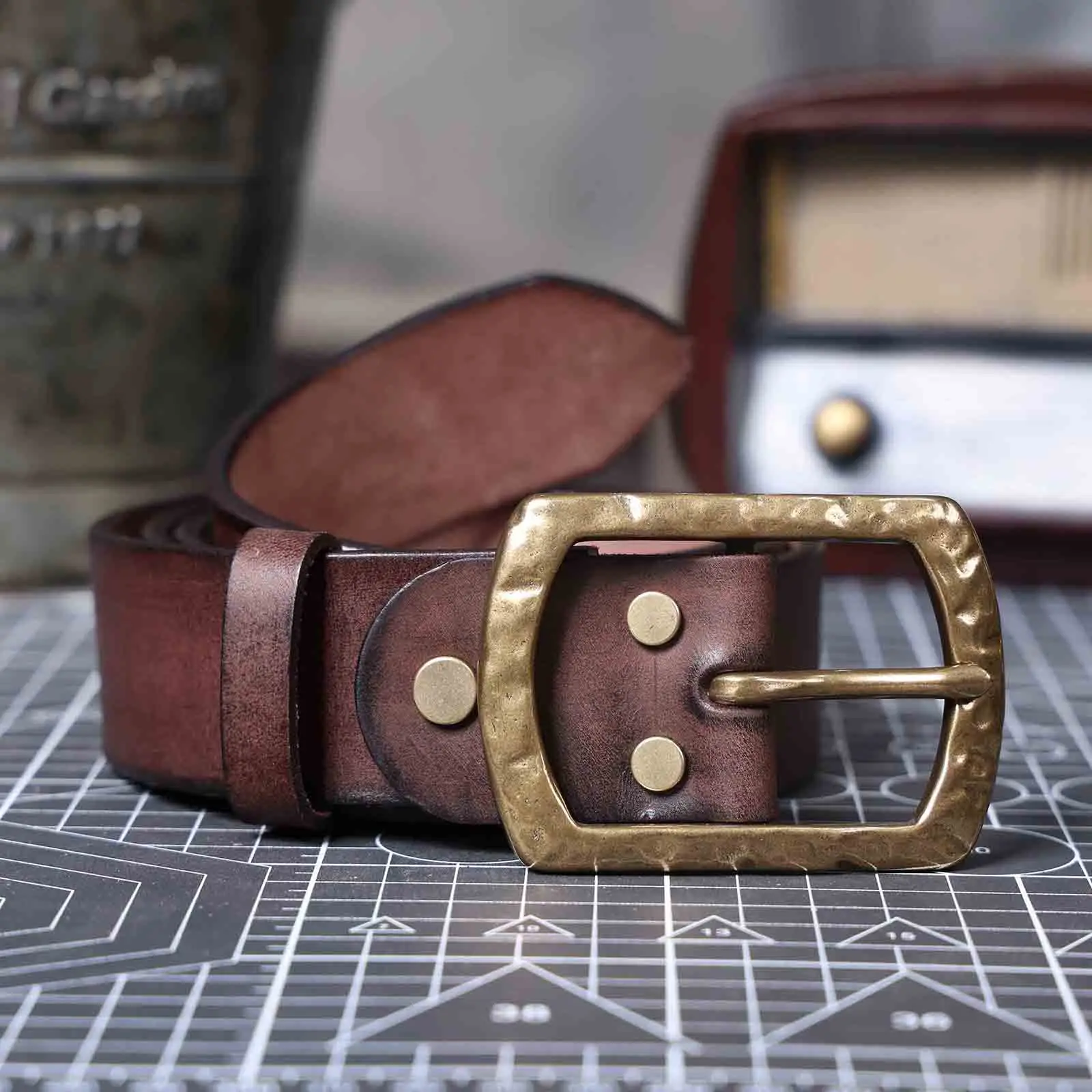 Echtleder-Herrengürtel mit massiver Messingschnalle, handgefertigter Casual-Gürtel mit Geschenkbox, verdicktes italienisches Leder – Detail 12