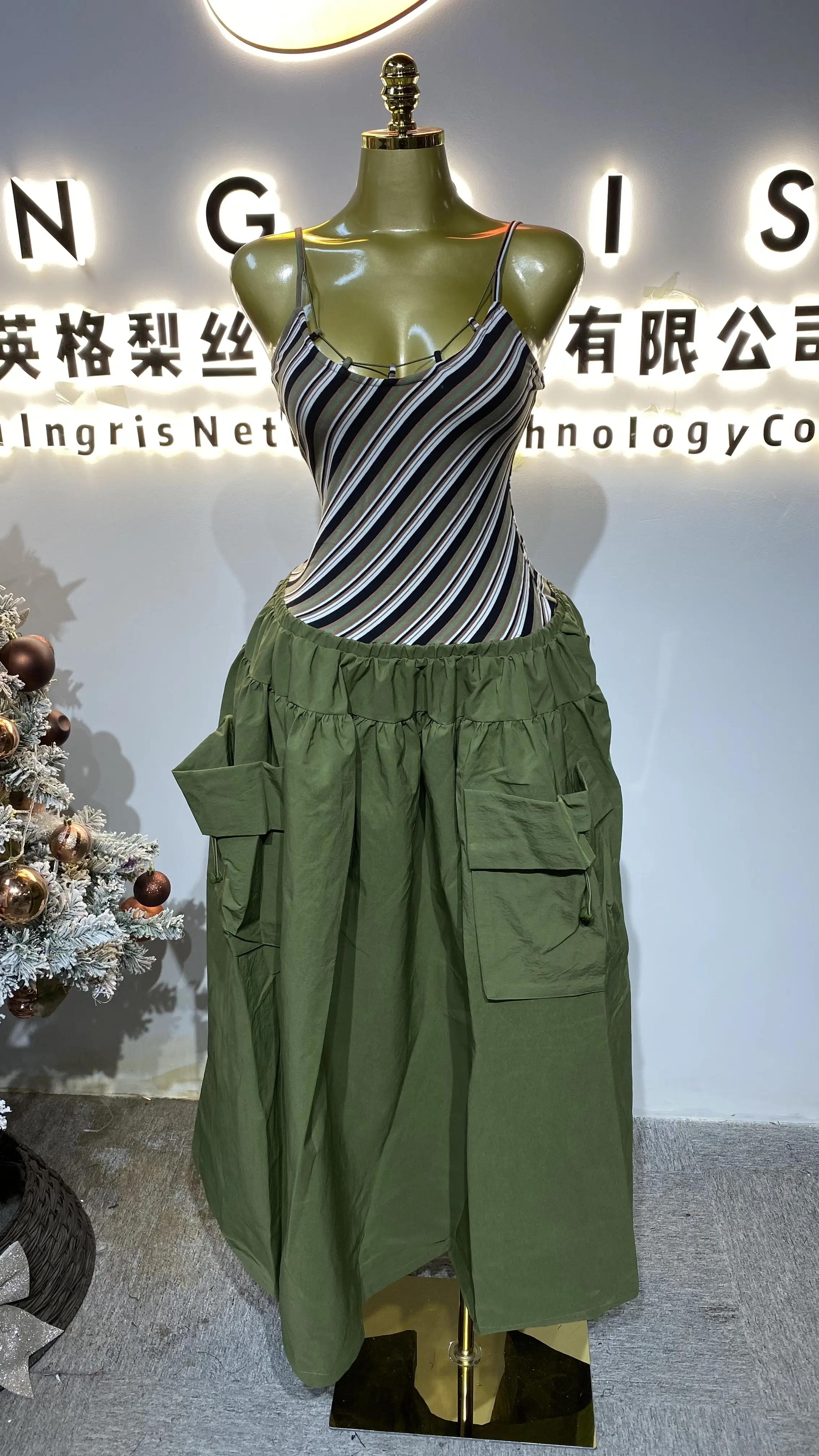 2026 봄 신상 패셔너블하고 독특한 패치워크 롱 홀터넥 여성 드레스, 워크웨어 캐주얼 드레스-GZXX463