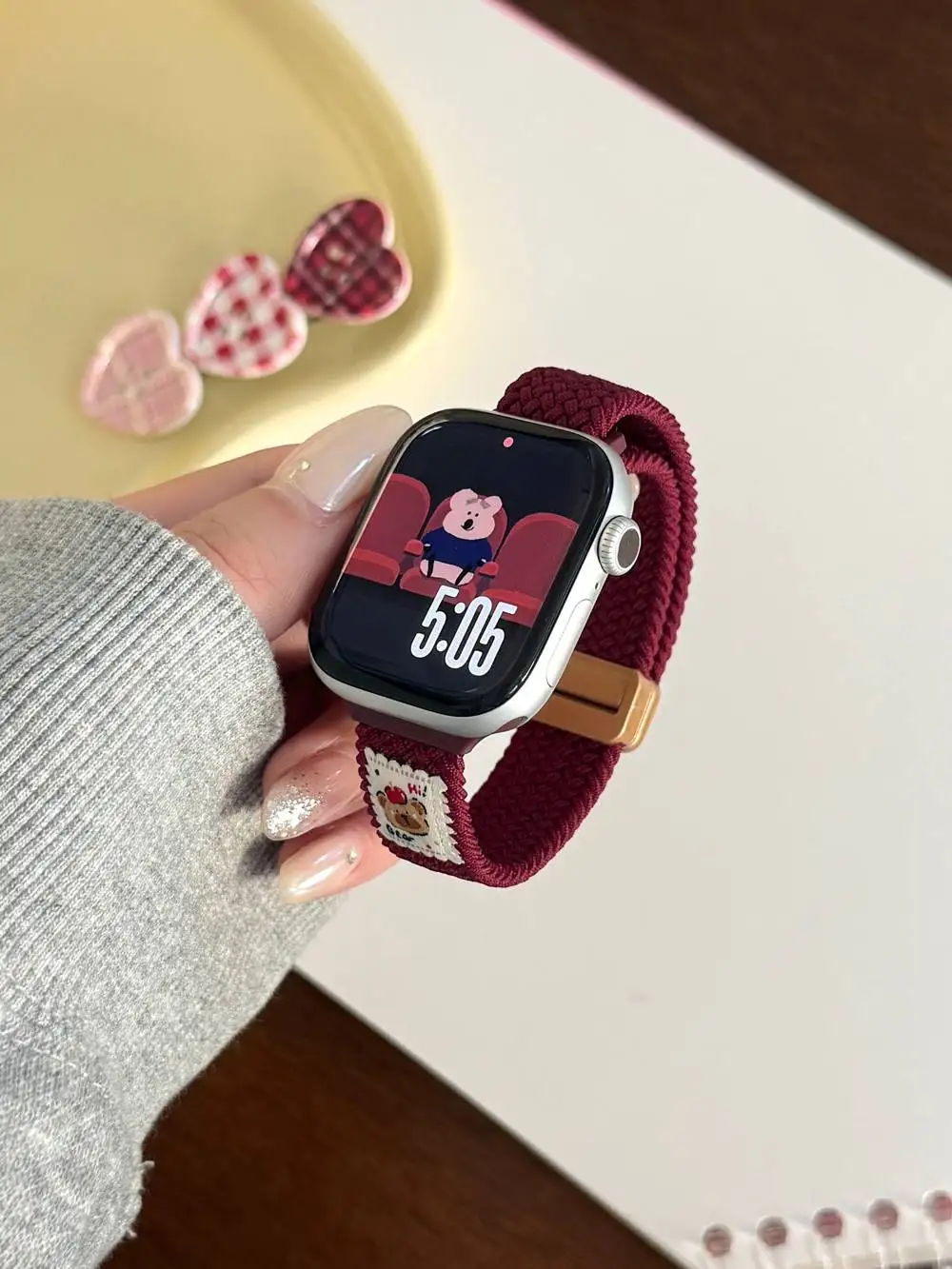 素敵な漫画のクマの磁気ナイロンループ Apple Watch バンド女性 10/9/8/7/6/5/4/3 SE 40 ミリメートル 41 ミリメートル 44 ミリメートル 45 ミリメートル 46 ミリメートル 49 ミリメートルストラップ