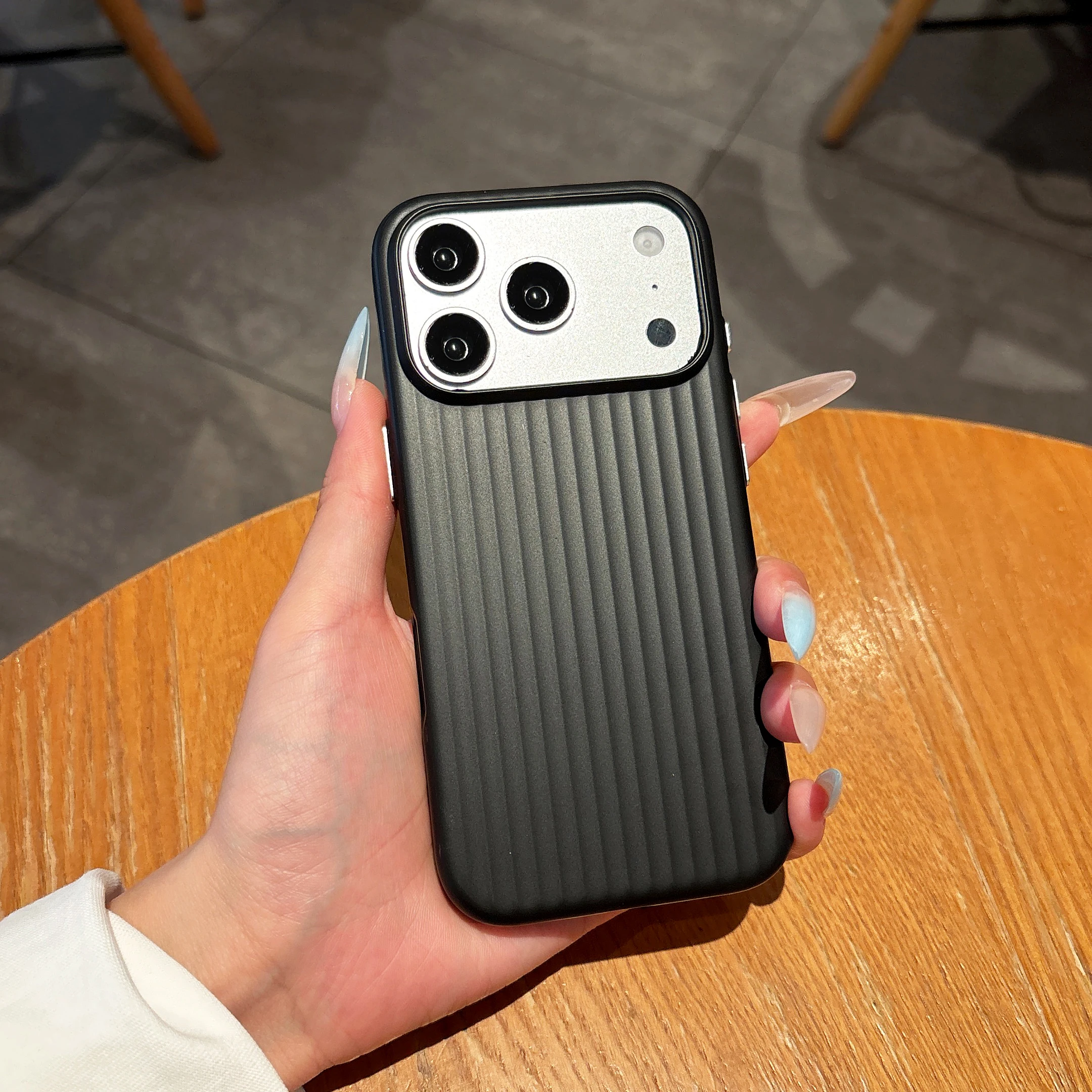 Luxuriöse gestreifte Metallic-Lack-Schutzhülle für iPhone 17 Air 16 15 14 13 12 11 Pro Max Plus – Stoßfeste Kamera-Schutzhülle aus PC