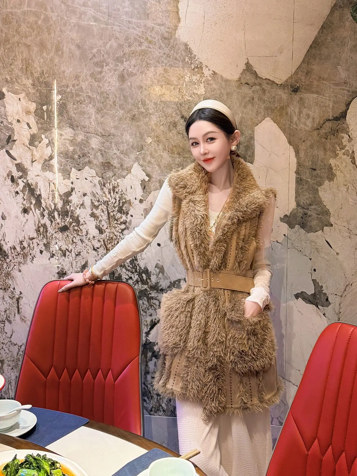 

Утепленный жилет средней длины с воротником-стойкой и поясом: модный дизайн, высокое качество, молодежный женский зимний повседневный жилет-пальто