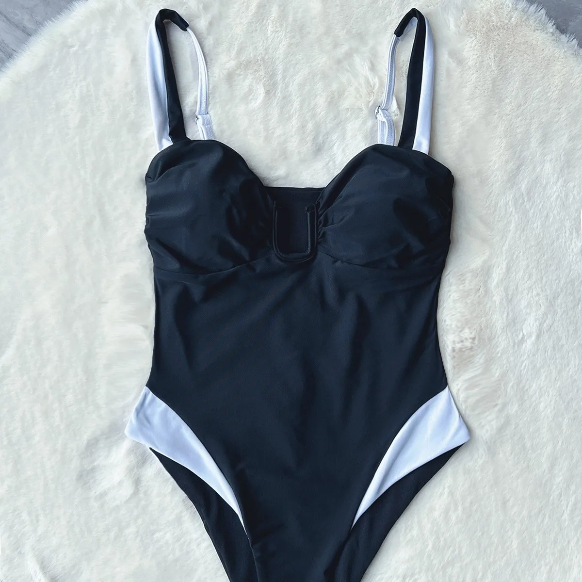 Nowy damski jednoczęściowy czarno-biały strój kąpielowy z głębokim dekoltem w kształcie litery V w stylu europejskim i amerykańskim na wakacje na plaży