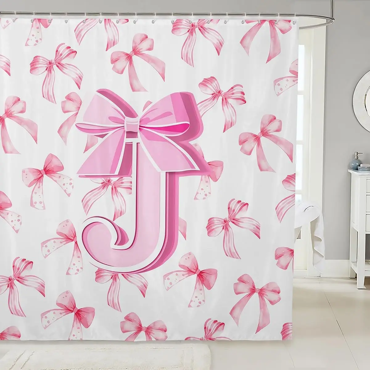 

Персонализированная шторка для ванной с монограммой: розовый бант и буква J. Элегантный индивидуальный стиль для ваших ванных комнат.
