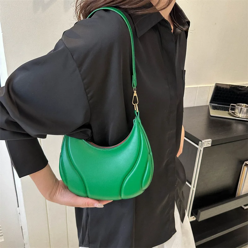 Retro Solid Color Shoulder Bag PU Leather Handbags for Women Simple Ladies Underarm Bag Designer Hobos Saddle Crescent Chic Bag