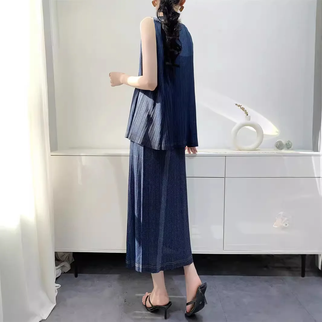 

2-Piece Miyake Frayed Denim Color Top + Printed Comfortable Casual Half Skirt Niche Design Womenswear 2025 Summer New