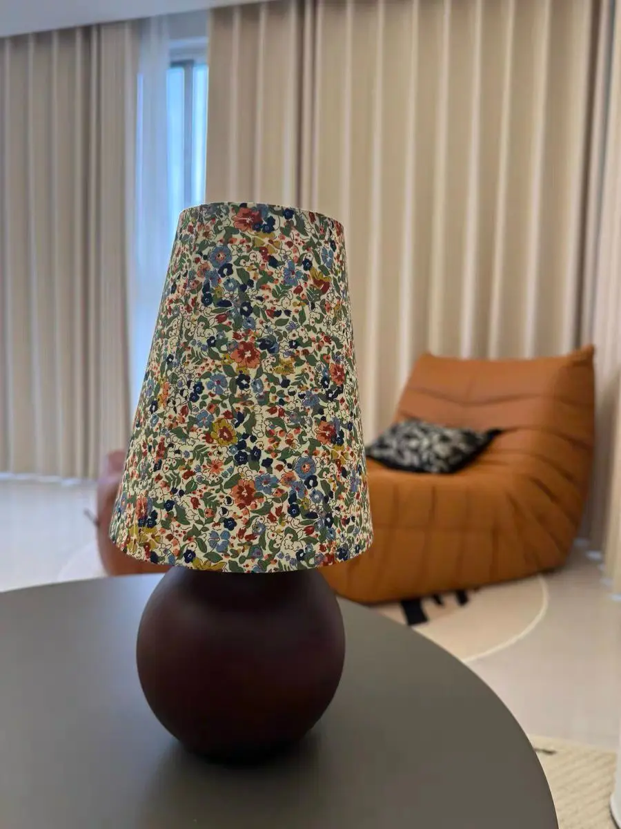 

floral small table lamp, high- feeling, bedroom headboard, retro vintage, master bedroom, romantic atmosphere lamp