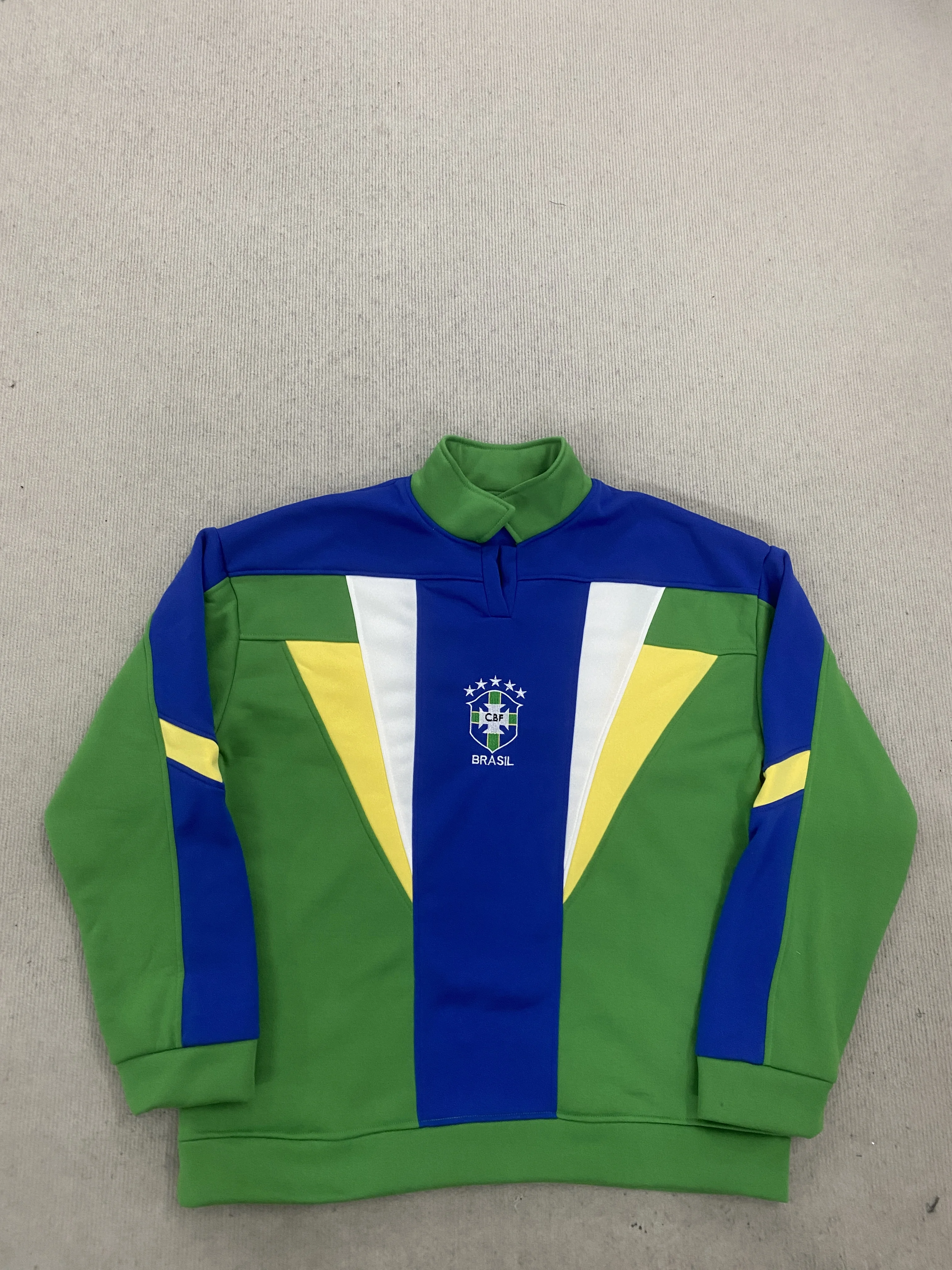 

Утепленные осенне-зимние спортивные топы унисекс с объемной вышивкой в бразильском стиле и дизайнерскими вставками