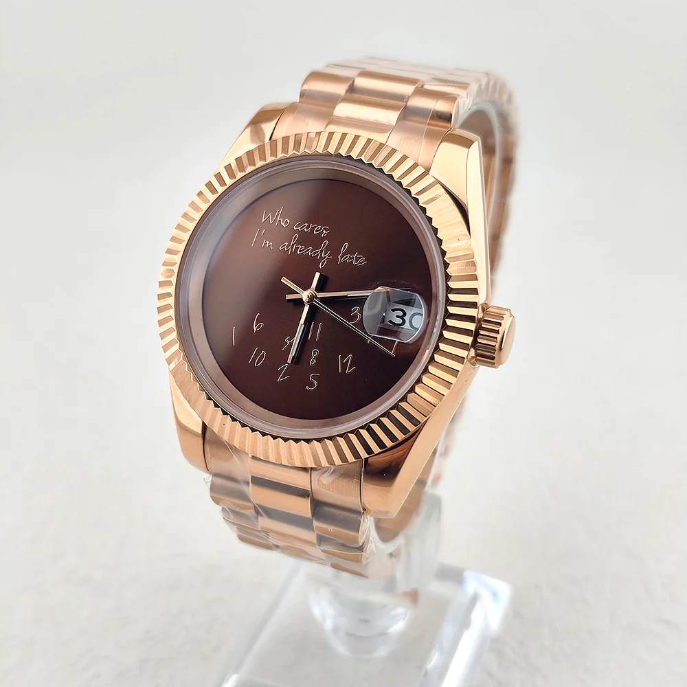 

Часы NH35: «Неважно, я уже опоздал(а)» — 36 мм/39 мм, матовый циферблат с розовым золотым текстом, сапфировое стекло, автоматический механизм