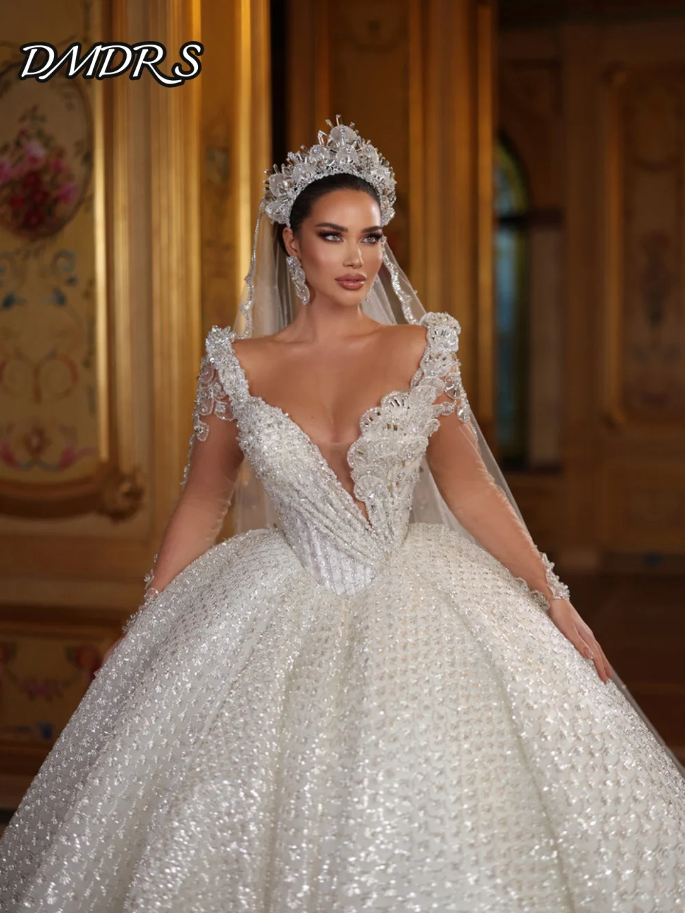 Abito da sposa elegante a maniche lunghe 2025 Affascinante abito da sposa con scollo a V profondo Abito lungo fino al pavimento con applicazioni lucide personalizzato
