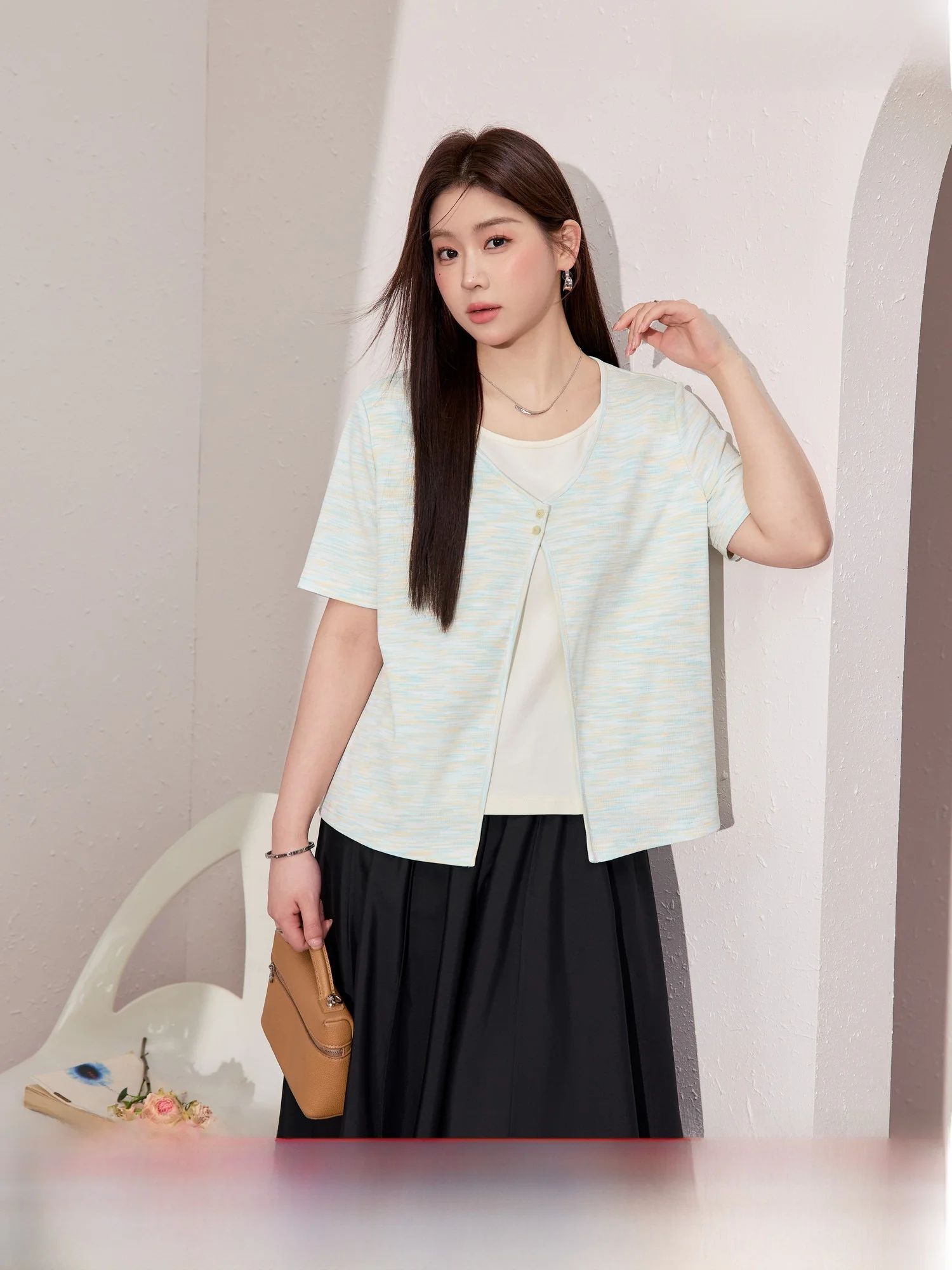 

Женская футболка больших размеров Blue Language: дизайнерская модель с цветовыми блоками, коротким рукавом, летняя, стройнящая, скрывающая недостатки фигуры, уникальный топ