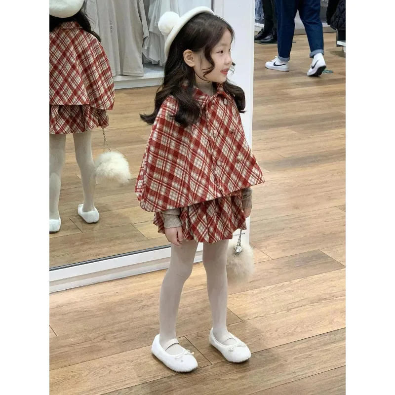 ملابس الأطفال الكورية 2025 الخريف والشتاء جديد الأحمر منقوشة الصوفية دعوى الفتيات سترة الرأس سميكة مطوي تنورة العصرية