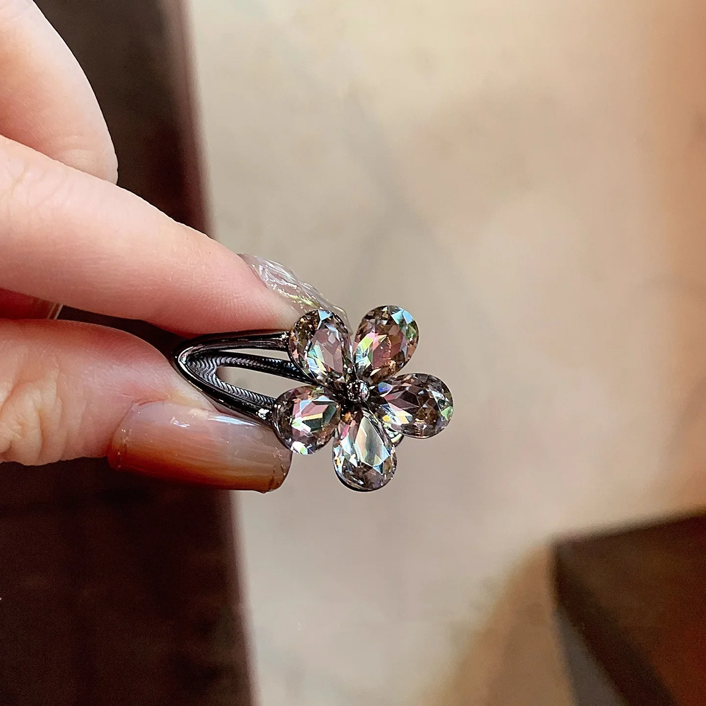 Hochwertige Kristallblumen-Haarspange, süße und niedliche Damen-Haarspange aus Metall im koreanischen Stil, kompakte Haaraccessoires