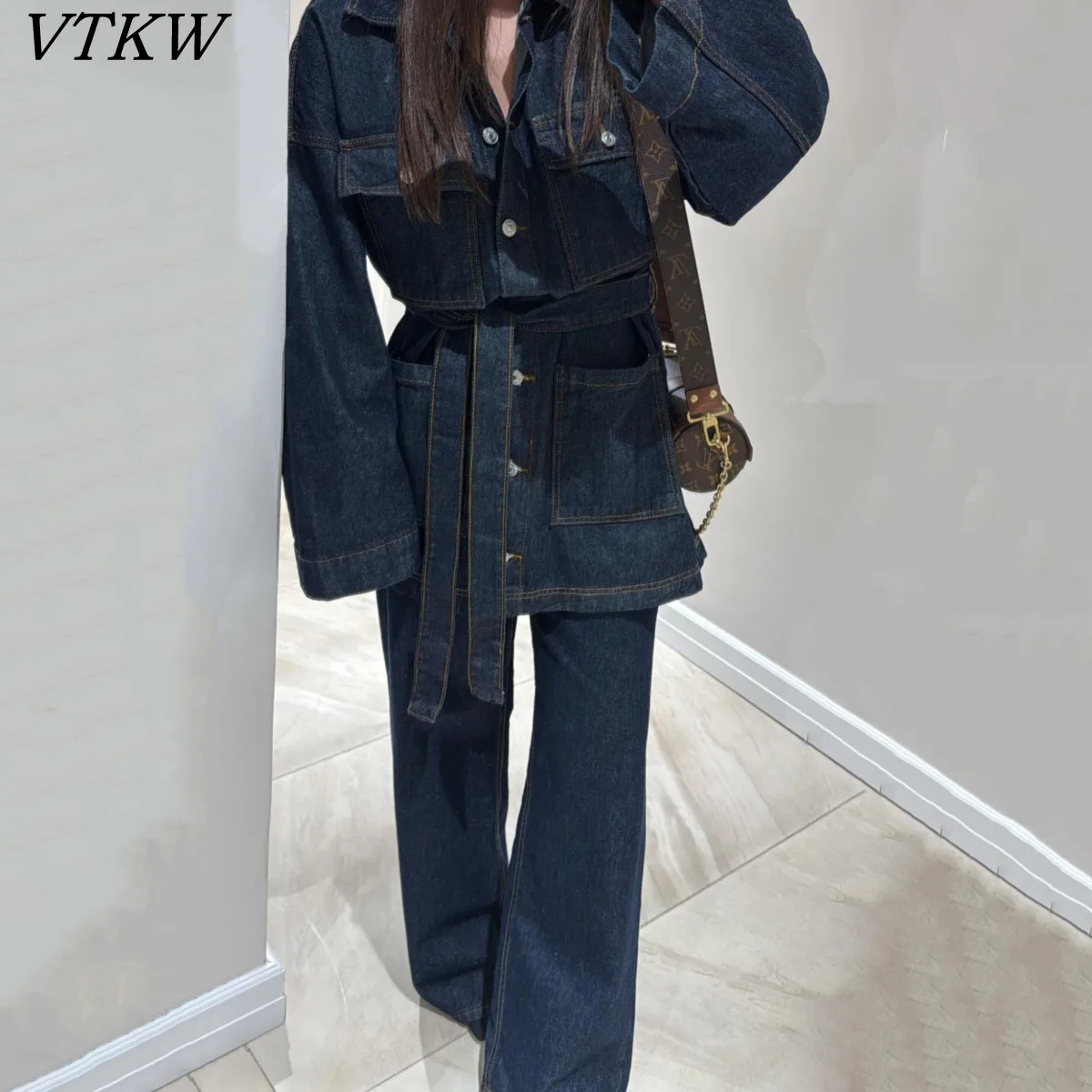 

VTKW 2026 Новинка: Комплект из джинсовой куртки темного цвета и широких брюк для женщин, свободный крой оверсайз