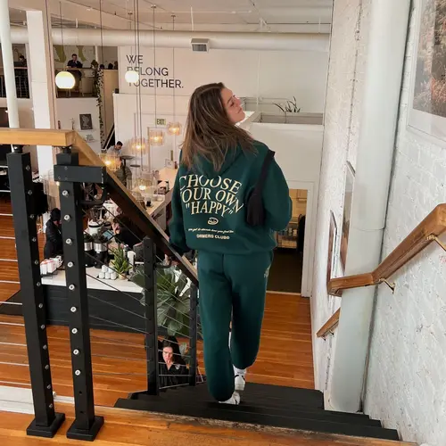 Imagen 2 del producto ESCAPE SU OWN HAPPY Amazon Sudadera de felpa para mujer con estampado de eslogan de letras y bolsillo de canguro con estampado de cordón