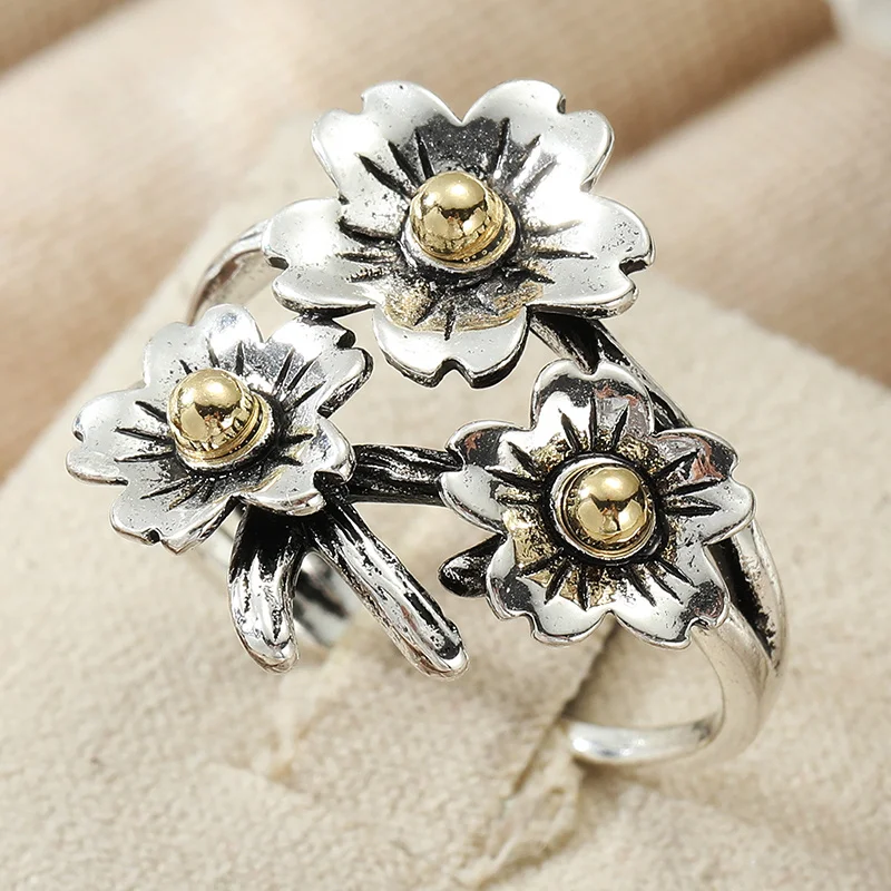 Vintage Three Small Flower Women's Ring with Contrasting Floral Core Design, Creating Literary Atmosphere Ring Accessory