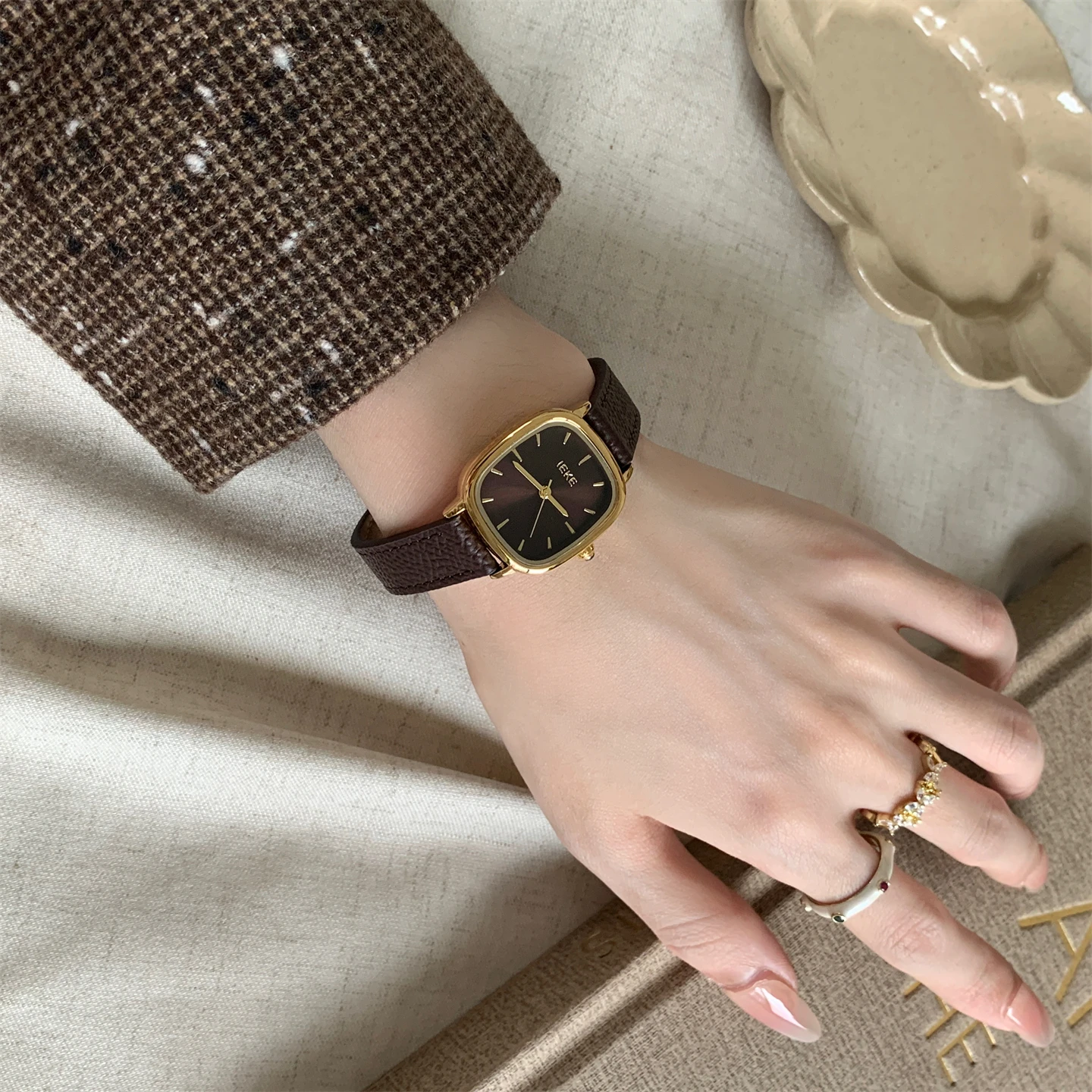 Korean temperament, brown, niche, light luxury, ins style watch, women's high-end feel, retro quartz watch
