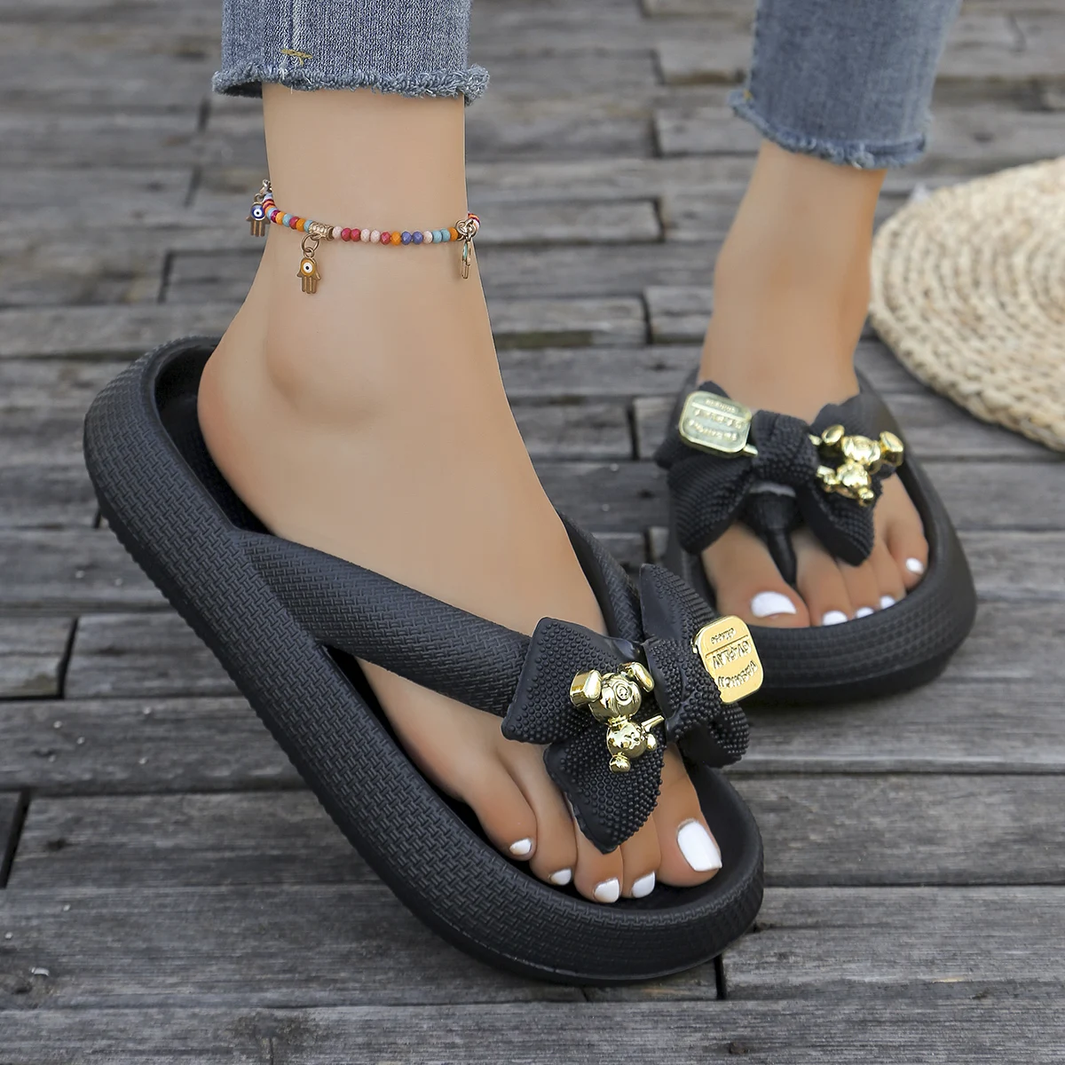 Chanclas multicolores de verano para mujer, sandalias deslizantes con lazo de oso de peluche metálico a la moda, calzado versátil para vacaciones en la playa y el hogar