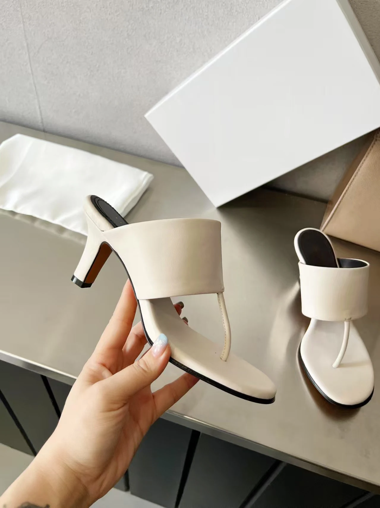 شباشب سوداء مفتوحة من الأمام بكعب عالٍ للنساء من الجلد الطبيعي بحزام واحد شرائح صيفية بكعب رفيع شباشب عصرية للنساء