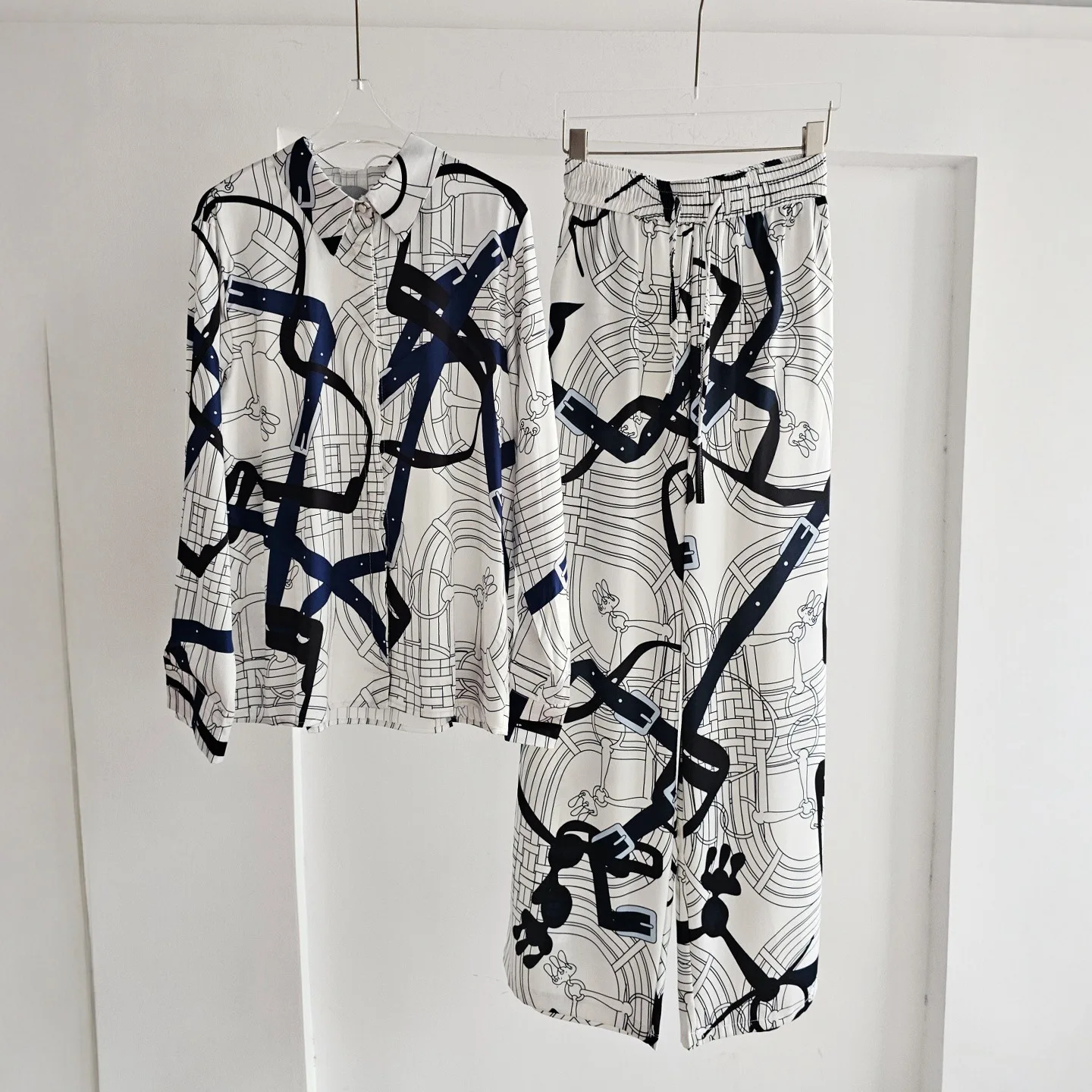 

Комплект из двух предметов: женский повседневный костюм в винтажном стиле с принтом в стиле барокко, имитация шелкового атласа, длинные рукава, широкие брюки