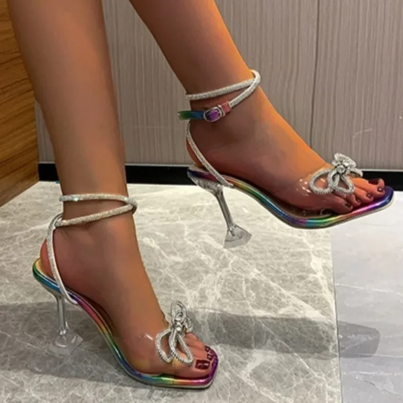

Новые пикантные босоножки больших размеров на высоком каблуке со шнуровкой, летние нескользящие сандалии на шпильке с квадратным носком и открытым носком, с бантом и прозрачной пряжкой