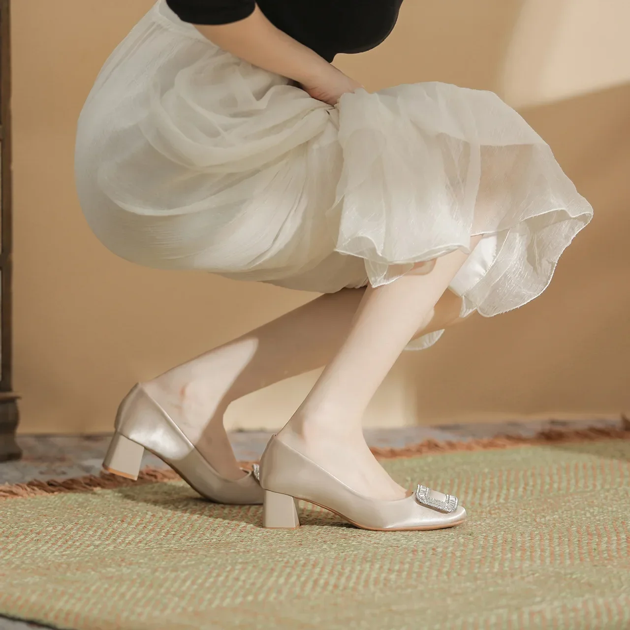 مقترن مع تنورة، يبدو مذهلاً. حذاء نسائي من جلد الغنم بكعب سميك من قوانغتشو بكعب عالٍ، حذاء حريري بلون سادة بمقدمة مربعة