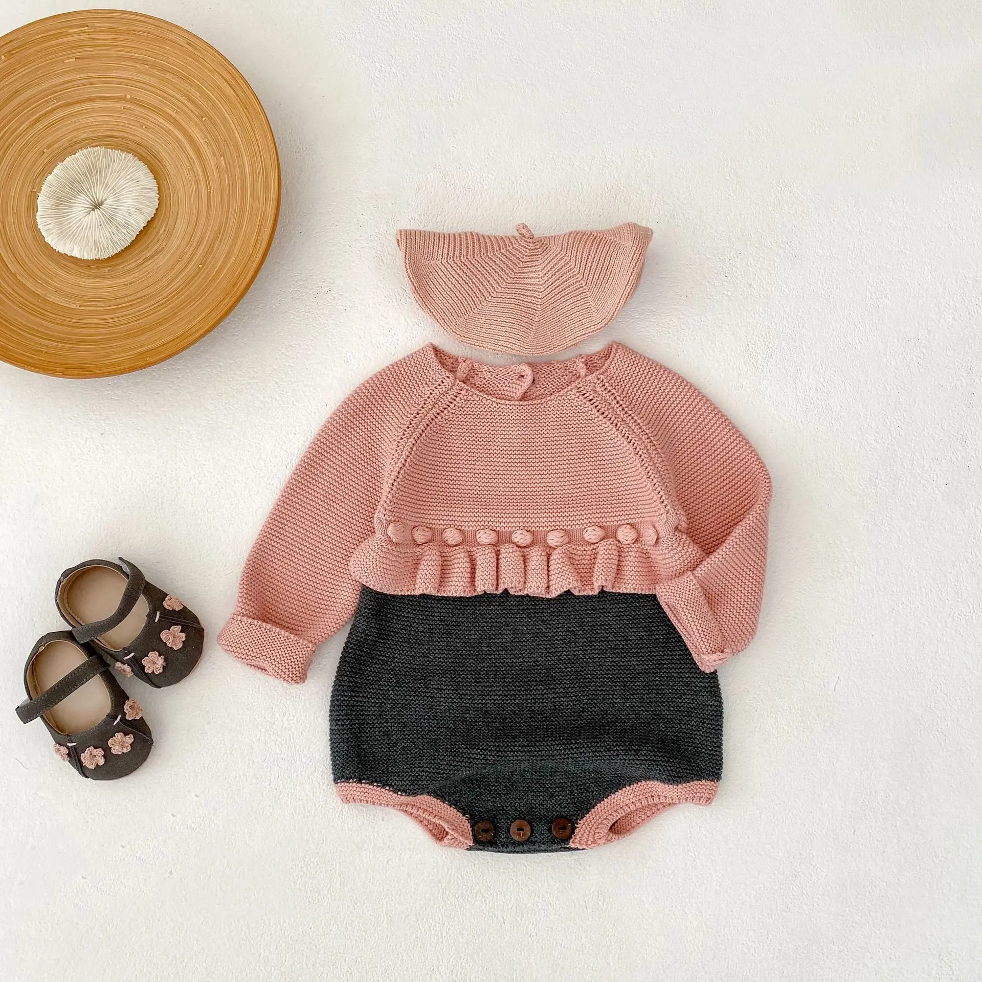 ฤดูใบไม้ร่วงใหม่เสื้อผ้าเด็กอายุ 0-3 ปี, ชุดจั๊มสูทแขนยาวถักคอกลมสีชมพูสีเทาหวานและน่ารัก