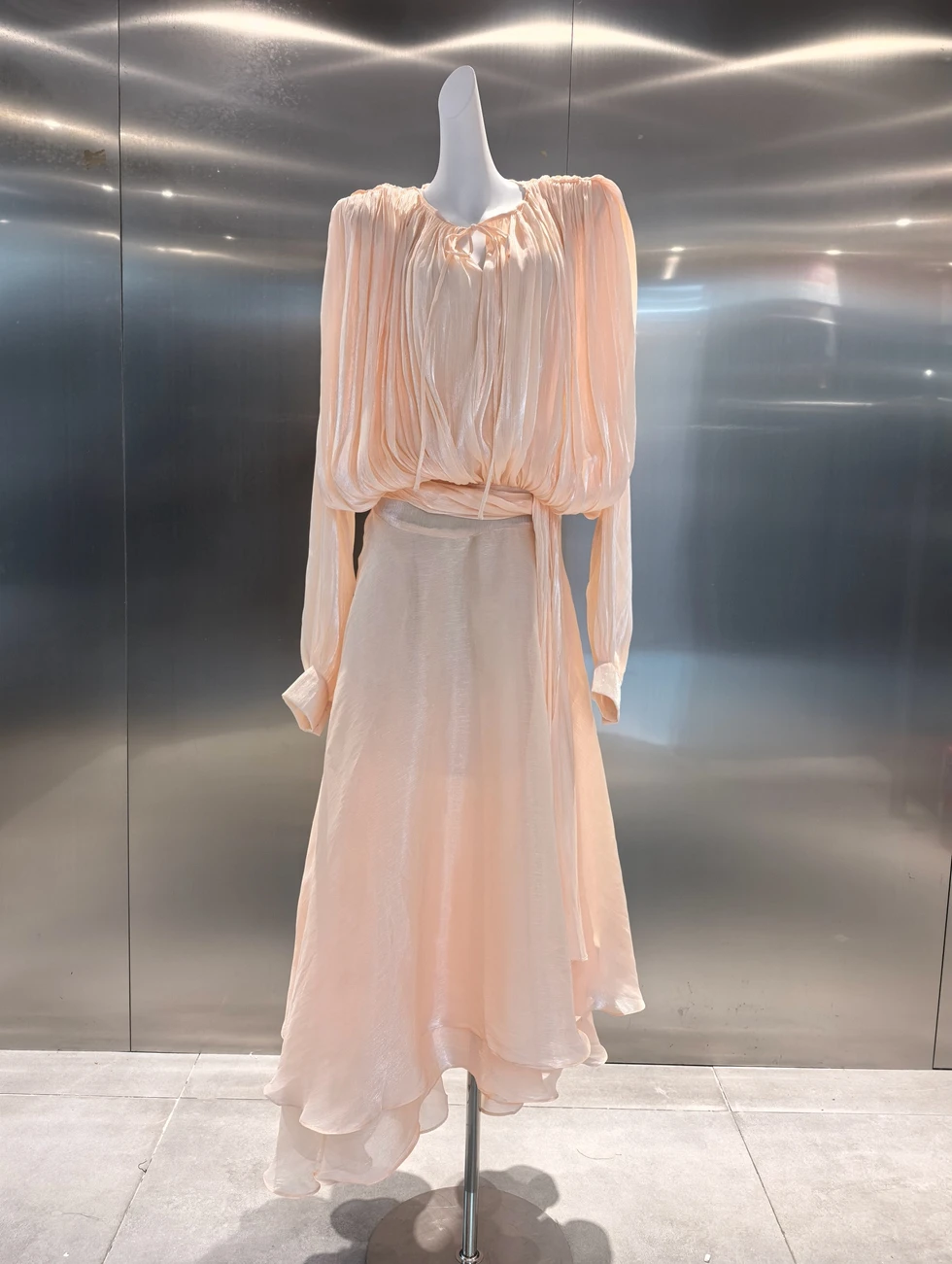 

Elegant Long Evening Gown with Shiny Tulle Loose And Flowing Skirt High Waist with Pleats And Asymmetrical Design for Parties