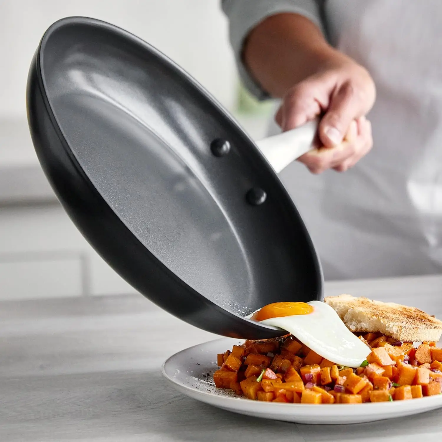 طقم سيراميك غير لاصق مكون من 13 قطعة، مؤكسد صلب، مقبض من الفولاذ المقاوم للصدأ، مقلاة وصوص، خالٍ من مادة PFAS