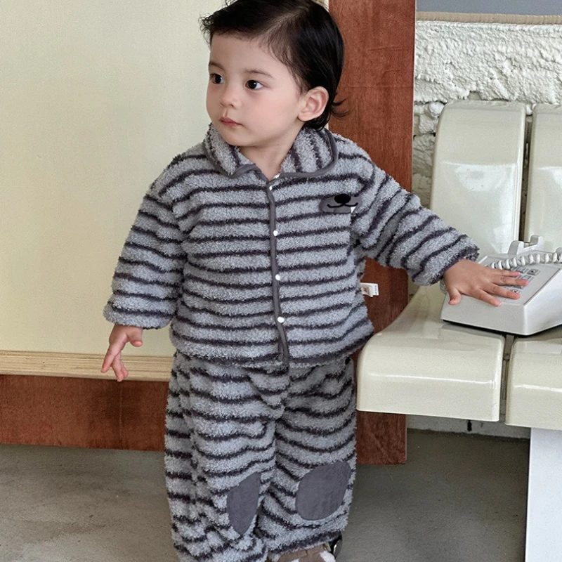 طقم بيجامة من الصوف المرجاني للأولاد 2025، ملابس نوم فائقة النعومة بأكمام طويلة للأطفال في فصل الشتاء مكونة من قطعتين