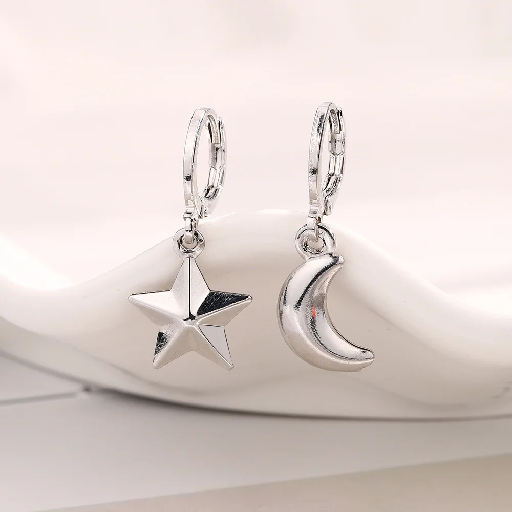 Brincos de argola para mulheres 3D estrela e lua, fivela de orelha única assimétrica, elegante e criativa, cor prata, acessórios de joias, presentes