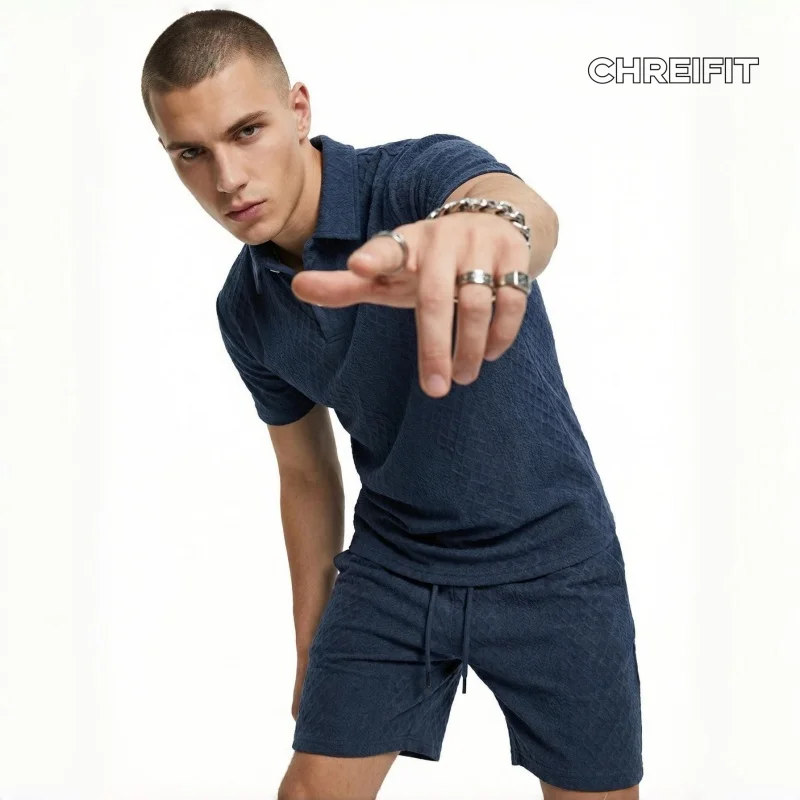 

Мужской комплект: текстурированная рубашка-поло и шорты, стильный летний повседневный образ для улицы, отдыха, спортзала и пляжа