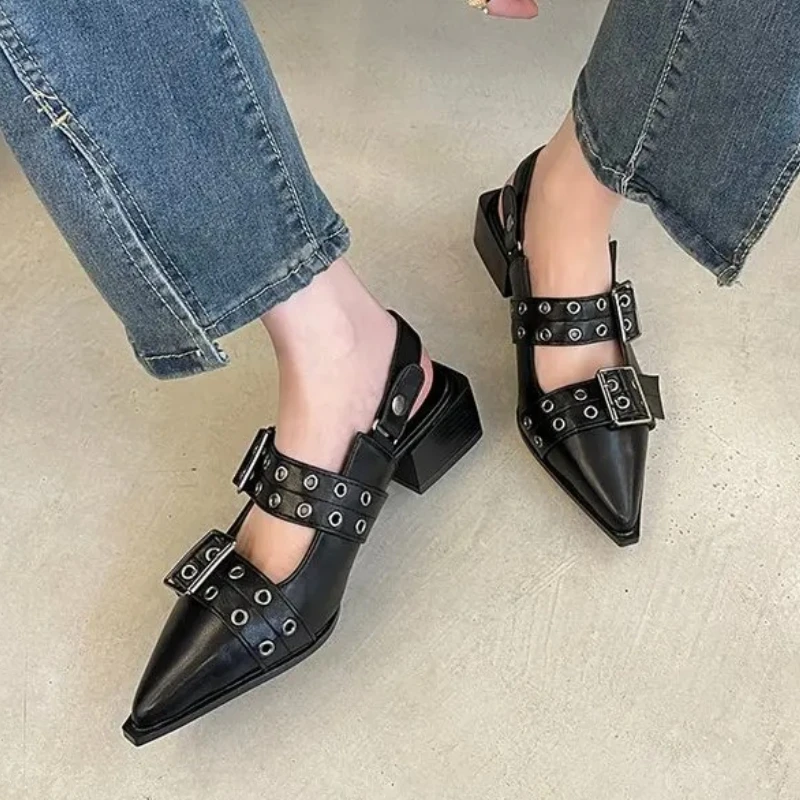 

Женские маленькие ароматные сандалии с острым носком на среднем толстом каблуке, подходящие для подходящей юбки, маленькие кожаные туфли