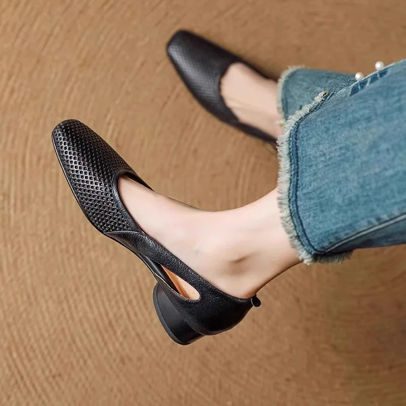 عرض خاص: صنادل نسائية صيفية جديدة من الجلد الطبيعي بكعب سميك ومقدمة مربعة، سهلة الارتداء ومفرغة، مريحة ومضادة للانزلاق