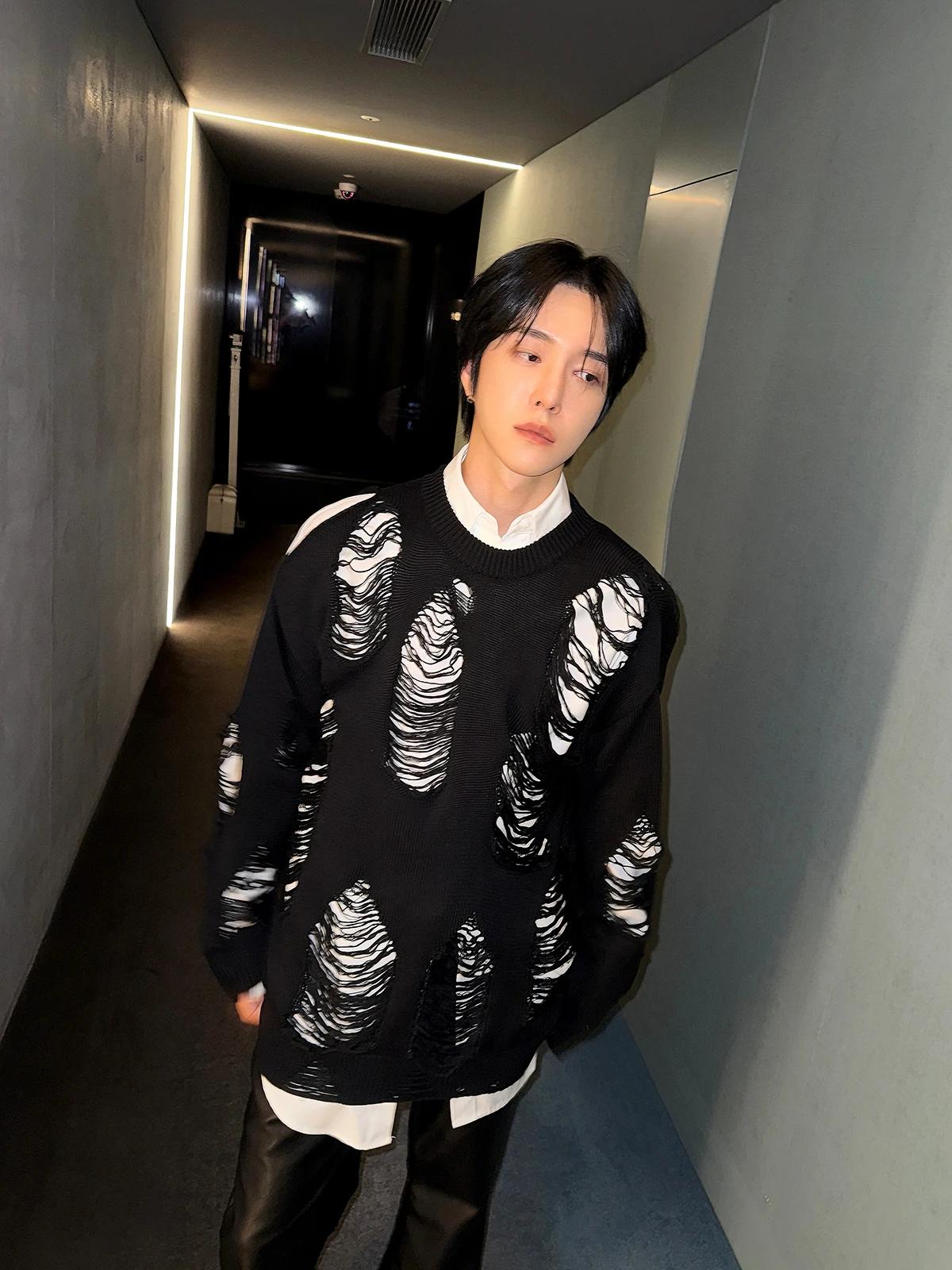 Men's 2025 Autumn Winter New Knitted Sweaters Loose Oversize Hole Knitwears Men's Fashion Round Neck Solid Color Knitted Tops