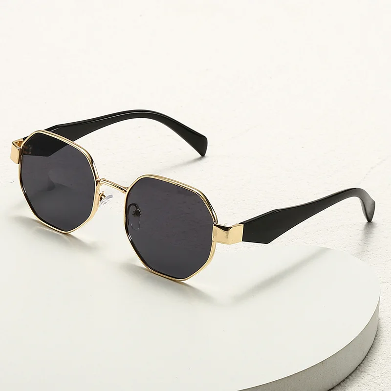 

Новые европейские и американские модные универсальные солнцезащитные очки с металлическим козырьком, персонализированные многоугольные солнцезащитные очки в стиле интернет-знаменитостей