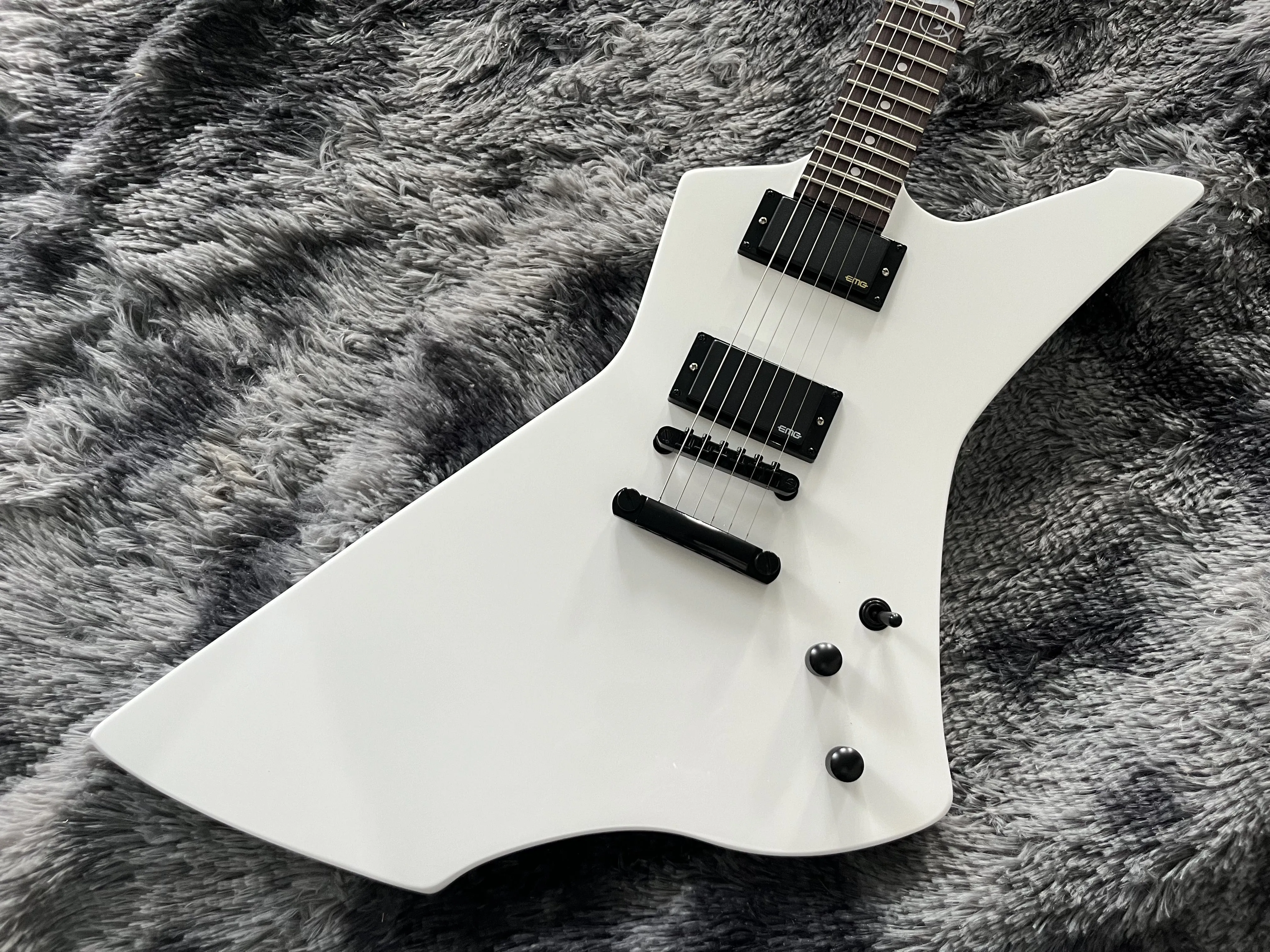 Chinese Electric Guitar Black And White Color mahogany body 6 strings