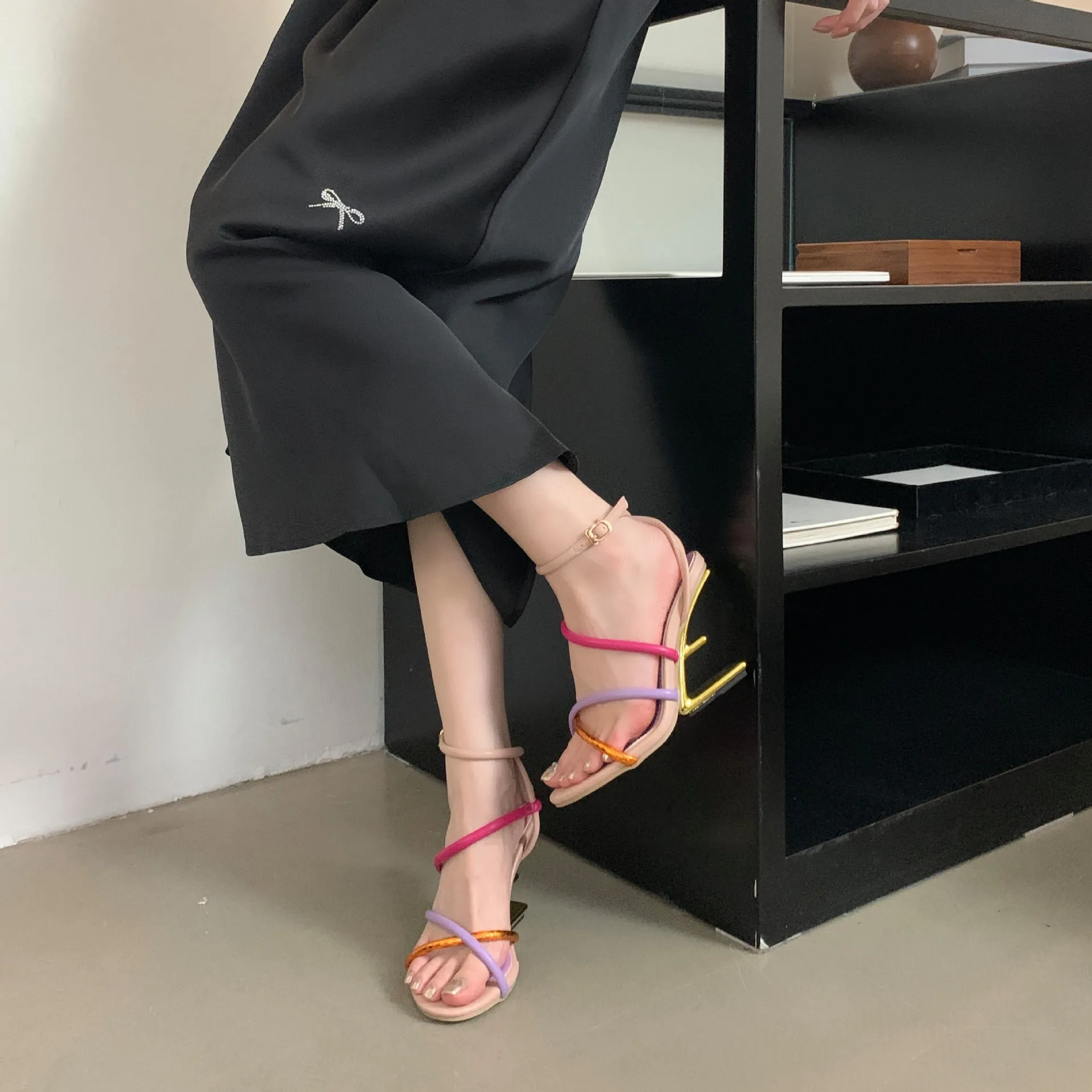

2026 Women's Color Block Cross Strap Sculptural Heel Sandals American Style Unique Heel Elegant Heeled Sandals