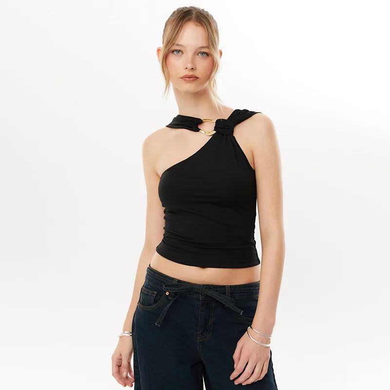 قميص نسائي جديد للربيع والصيف بلون واحد وياقة غير متماثلة مع زخرفة معدنية، تي شيرت محبوك سميك من البوليستر للتجارة عبر الحدود