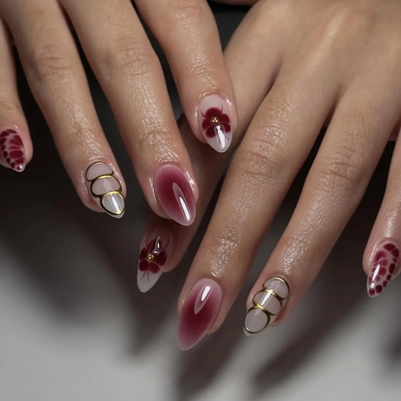 

Fashion Red Halo Dyeing Flower Almond Nail Art Snake Print Gold French False Nails Detachable Finished Fake Nails Press on Nails