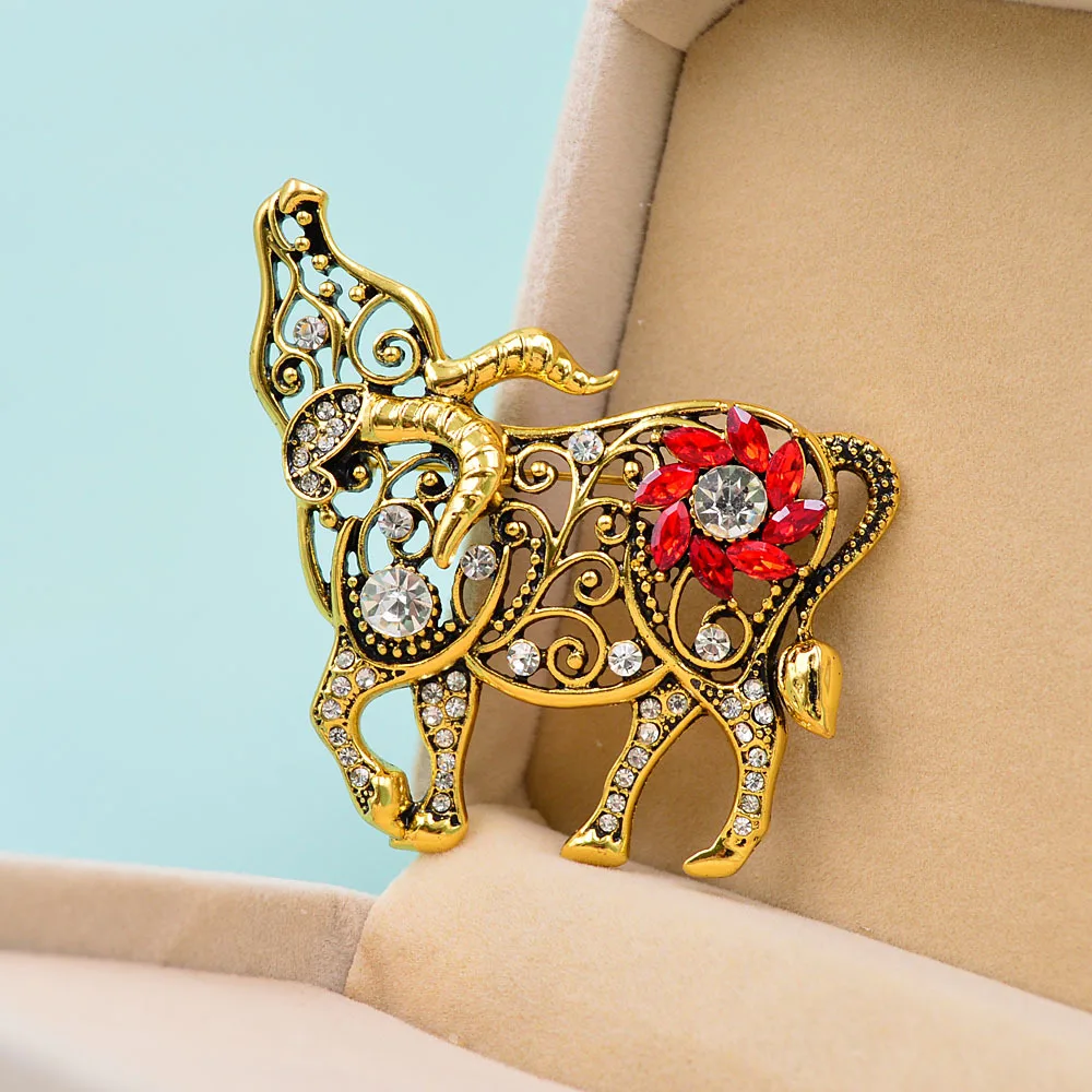 

Fashion Hollow Metal Buffalo Brooch Vintage Niche Design Rhinestone Animal Pins Clothing Accessories Corsage