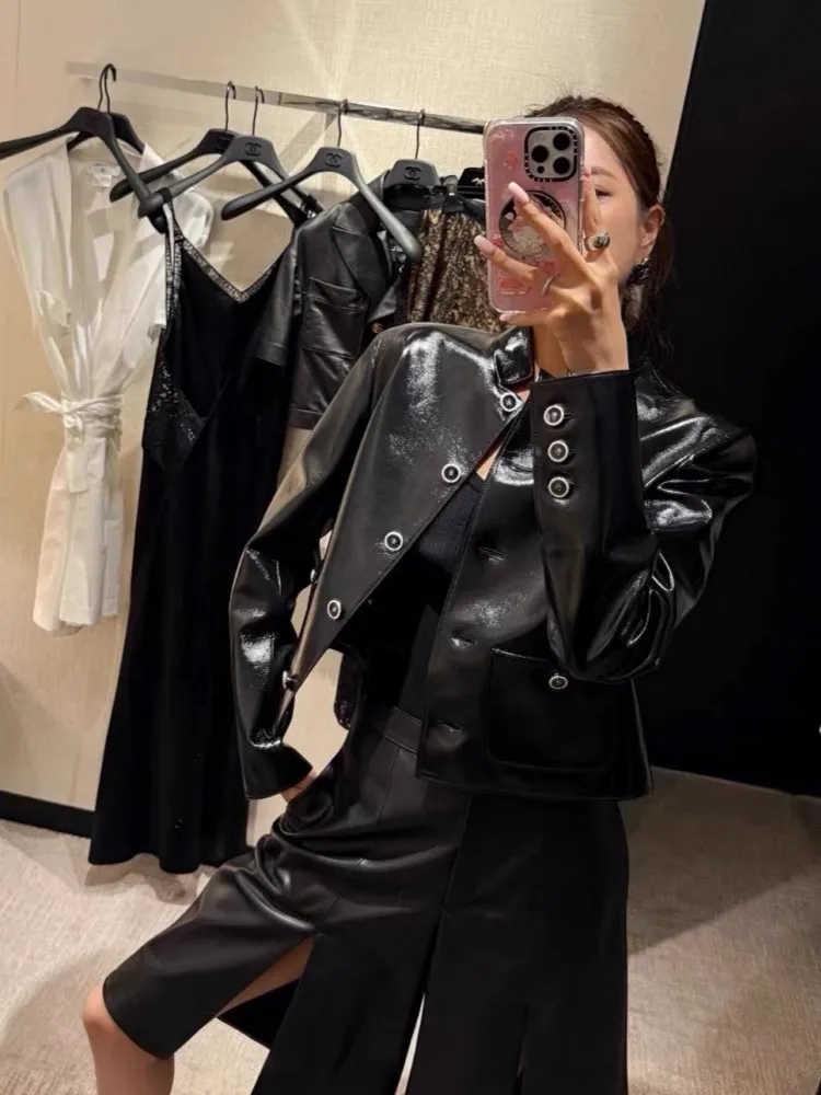 سترة نسائية كلاسيكية بياقة واقفة واحدة الصدر من جلد الغنم الطبيعي مصممة بشمع زيتي قصير معطف جلد حقيقي ملابس الشارع