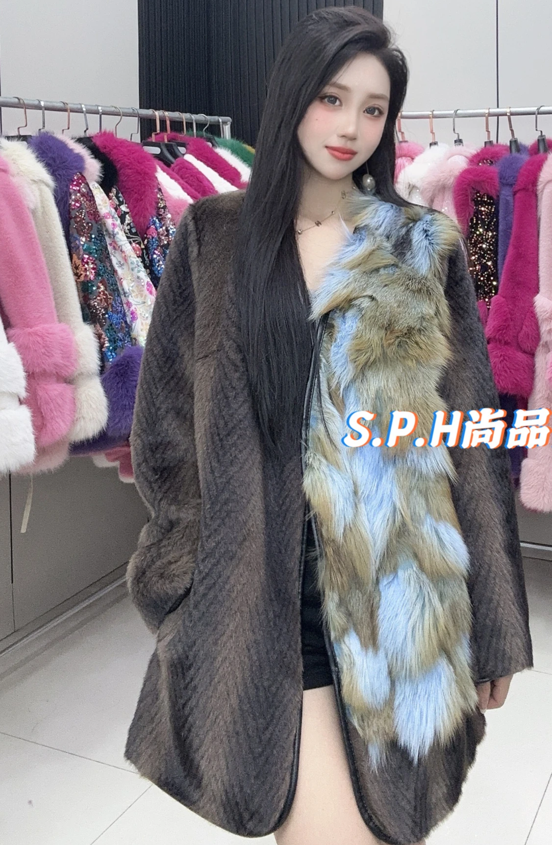 2024 New Whole Fur Fox Fur Collar Splicing European Mink Belt Coat V Neck Long Sleeve Winter Coat Women\'s Noble Faux Fur Coat