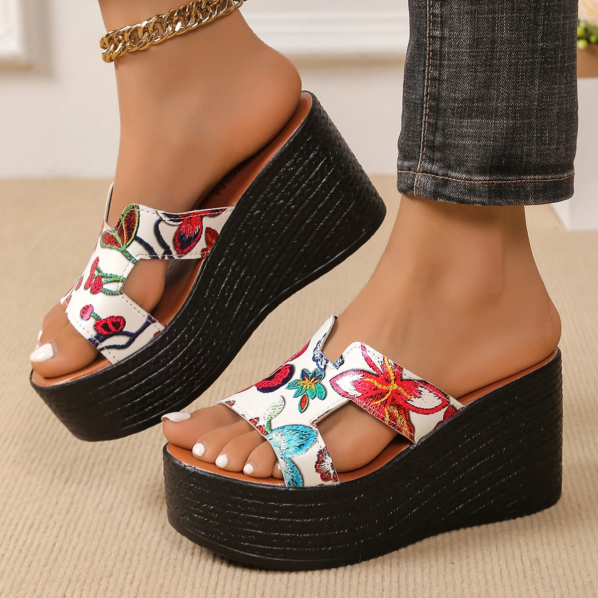 2024 New Women Lightweight Platform Slippers New Floral Peep Toe Wedge Sandals Non Slip Flat Beach Shoes for Women Slides Women