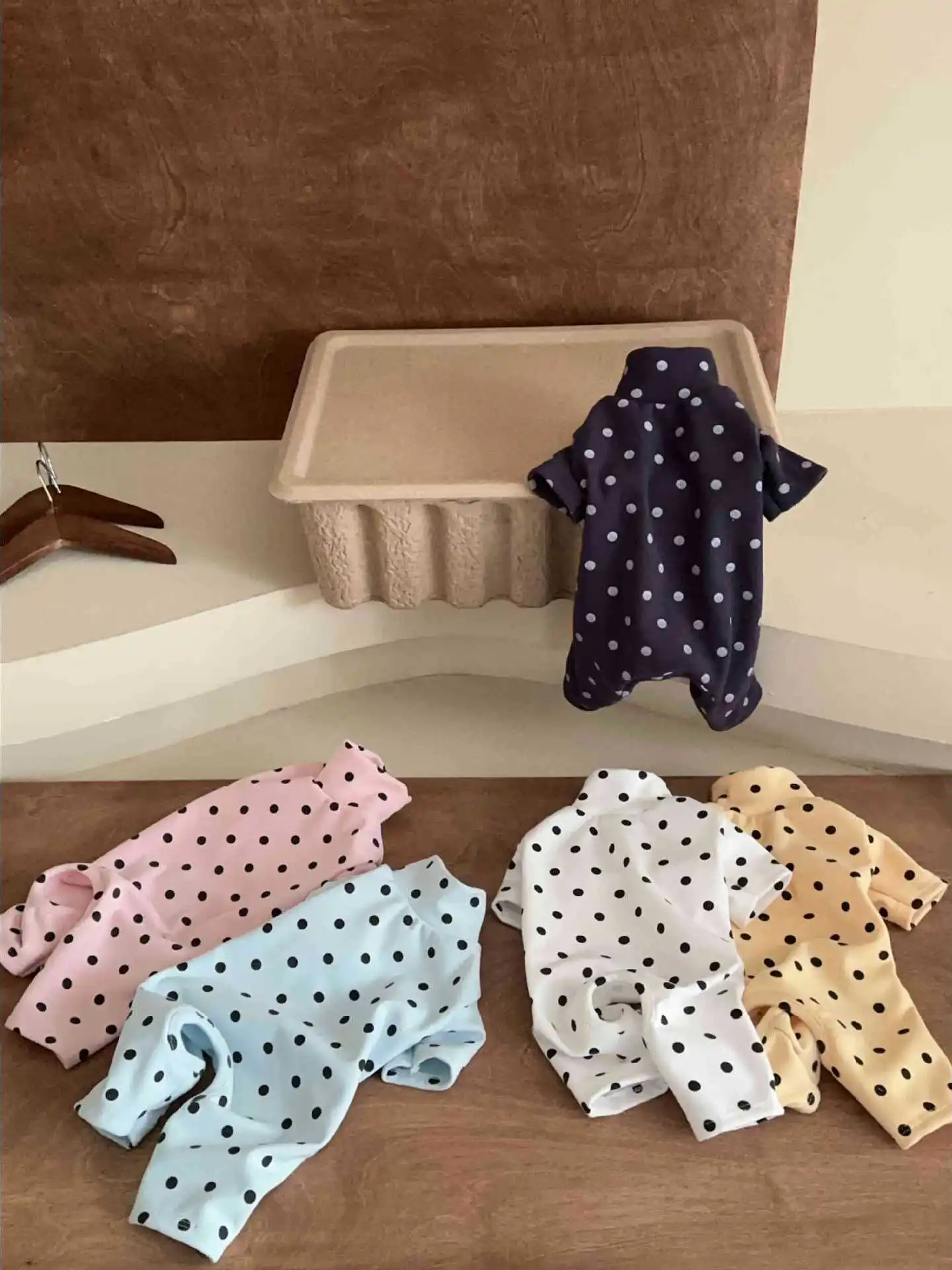 

Теплая клетчатая одежда для собак: свитер на четыре лапы для тедди, бишонов, шнауцеров. Вельветовая ткань в горошек. Весна-осень-зима.