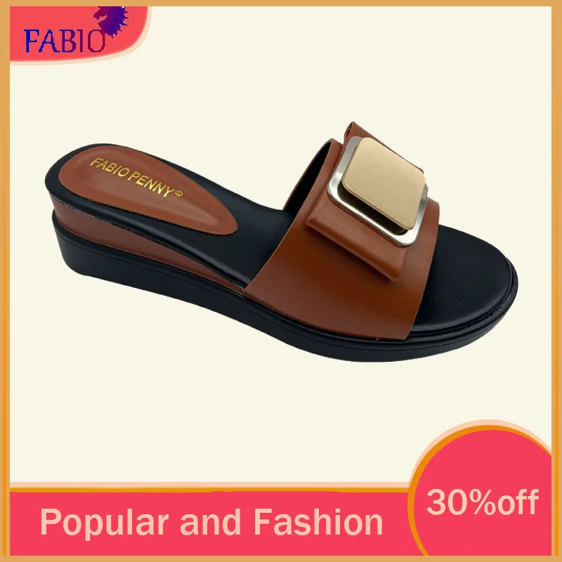 FABIO PENNY's 2025 nuevas y populares zapatillas de diseño de suela gruesa a la moda de metal exquisito para fiestas de verano, cómodas zapatillas para mujer